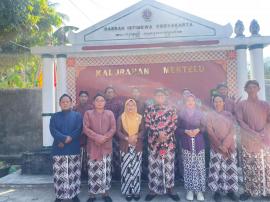 Pamong Kalurahan Mertelu Kenakan Pakaian Adat Jawa Gagrak Ngayogyakarta